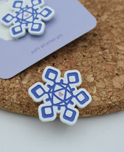 Load image into Gallery viewer, Snowflake D20 (White) - Soft Enamel Pin
